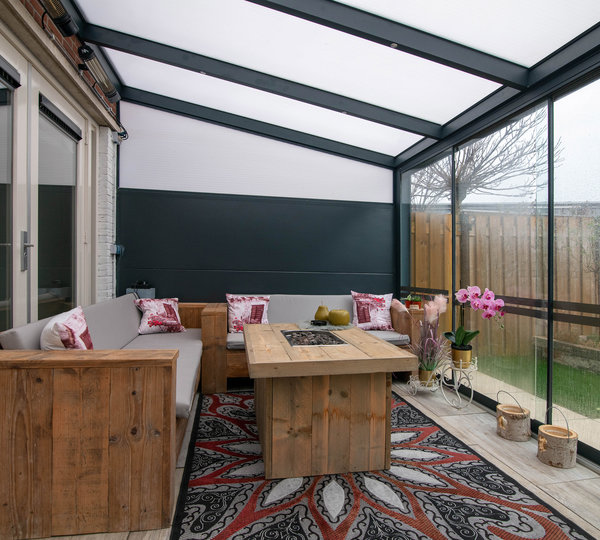 Royale en luxe 5-kamer tussenwoning met riante achtertuin met veranda en houtkachel